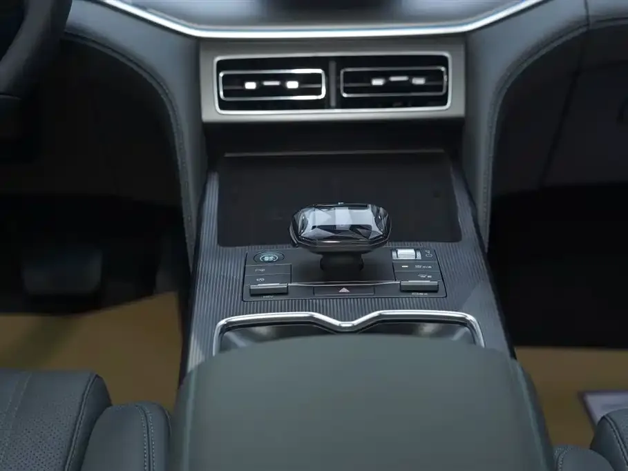 BYD L DM-i — фото 2