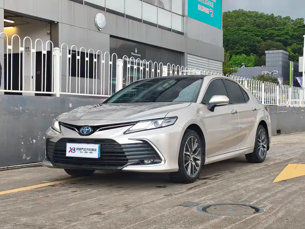 Toyota Camry — фото 1