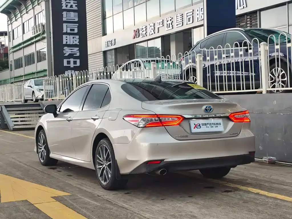 Toyota Camry — фото 2