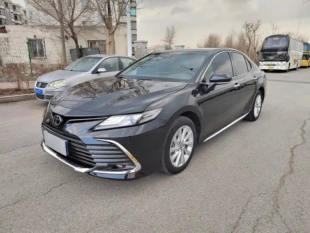 Toyota Camry — фото 1