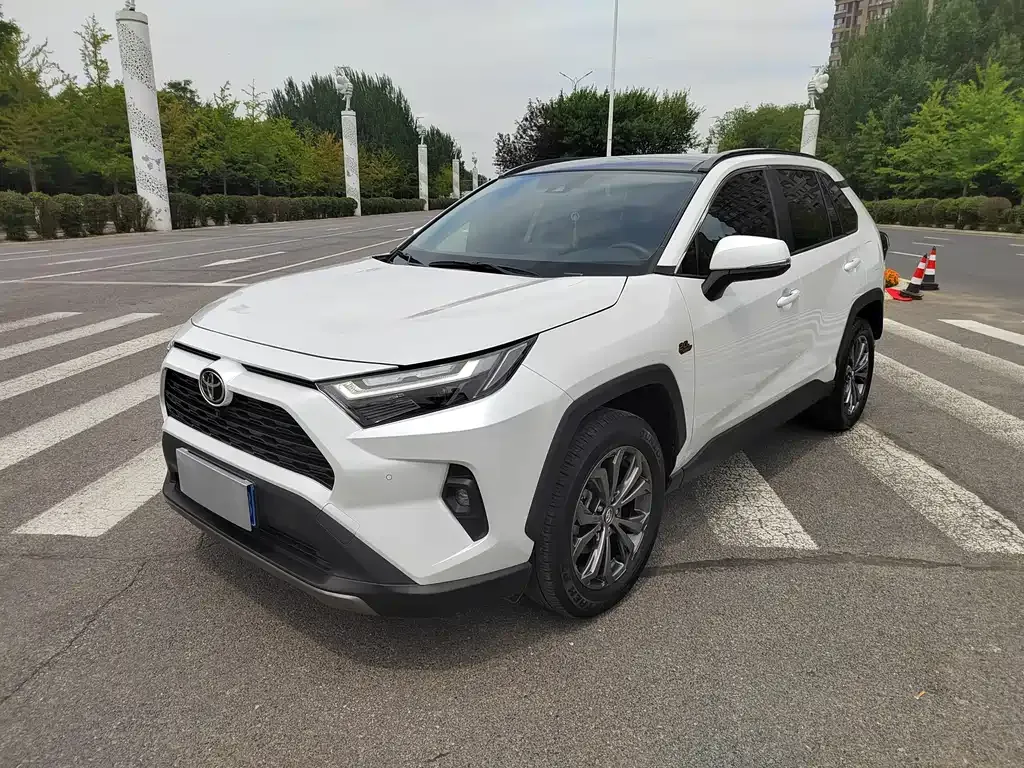 Toyota RAV4 — фото 1