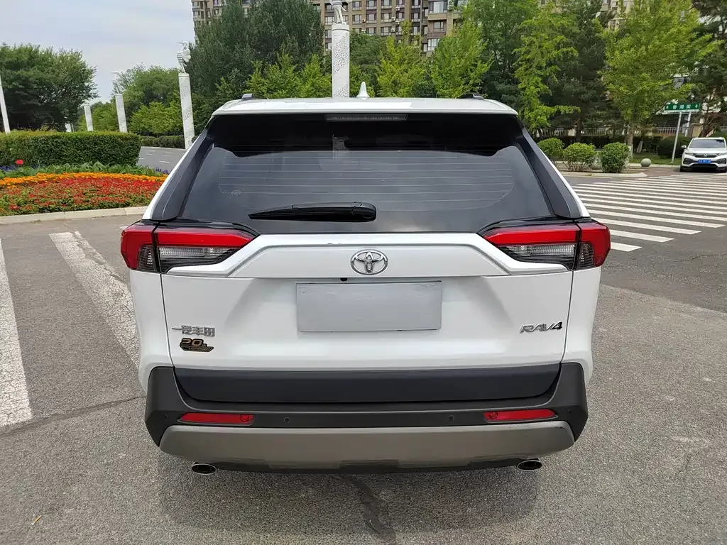Toyota RAV4 — фото 10