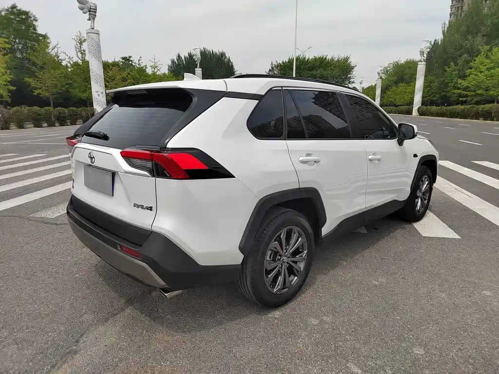 Toyota RAV4 — фото 6