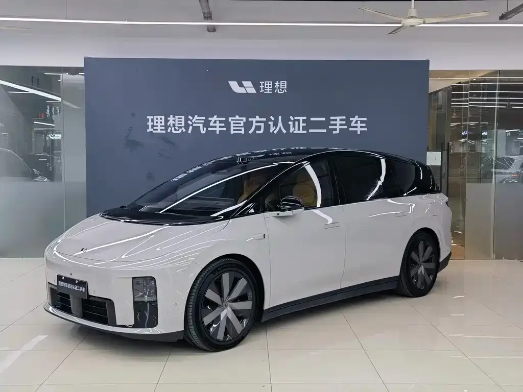 Li Auto i8 — фото 1
