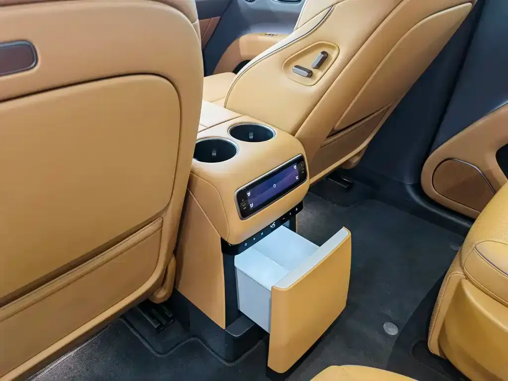 Li Auto i8 — фото 10
