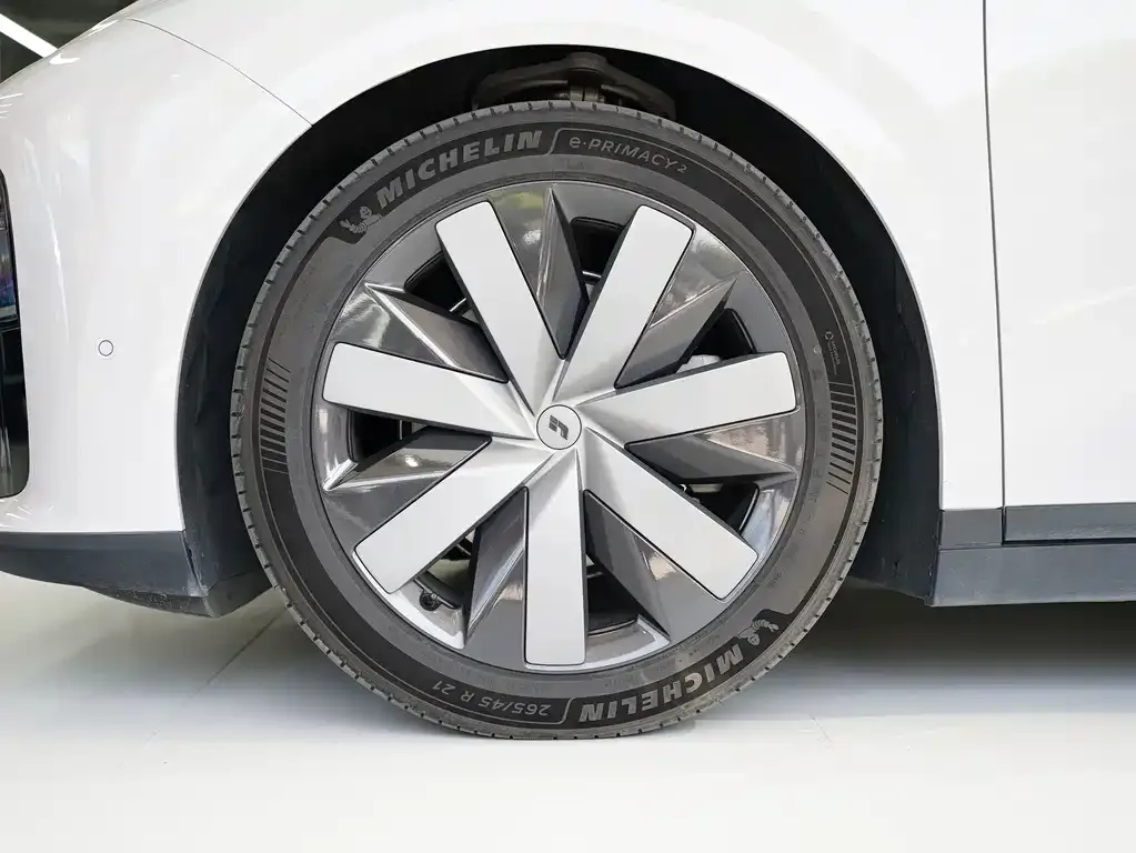 Li Auto i8 — фото 2