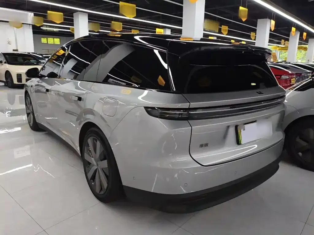 Li Auto i8 — фото 9