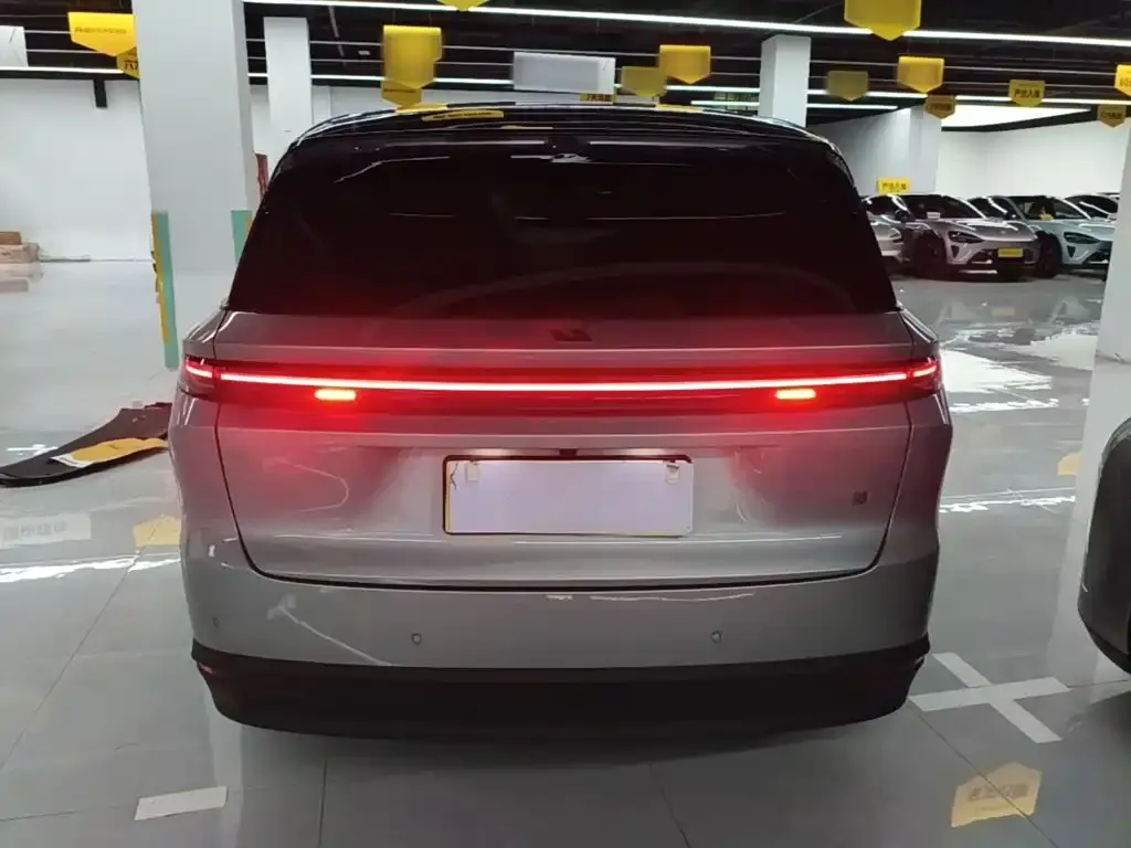 Li Auto i8 — фото 6