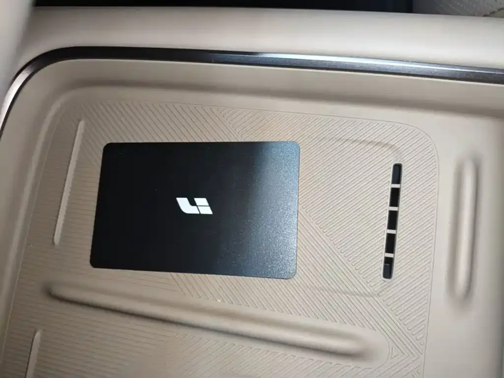 Li Auto i8 — фото 7