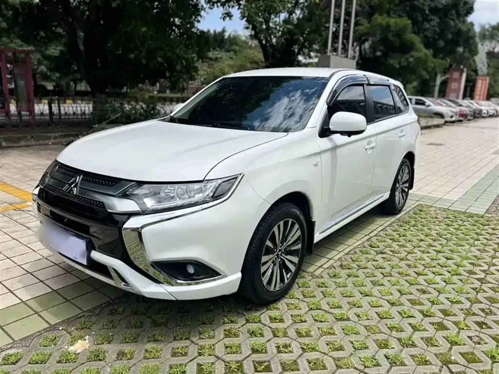 Mitsubishi Outlander — фото 1