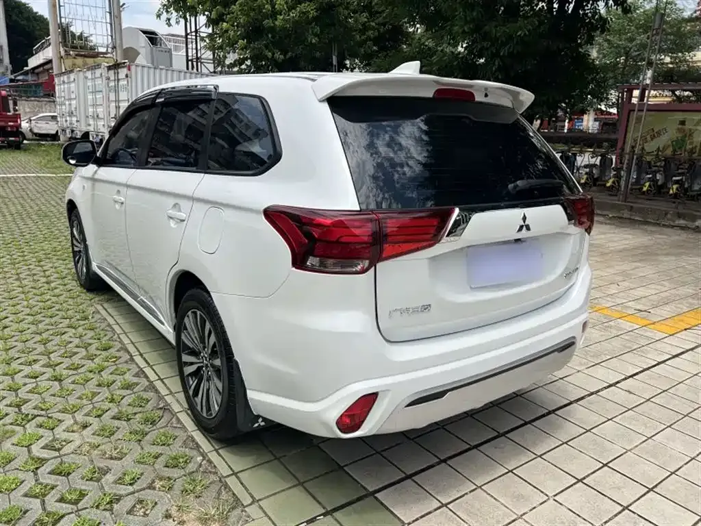 Mitsubishi Outlander — фото 7