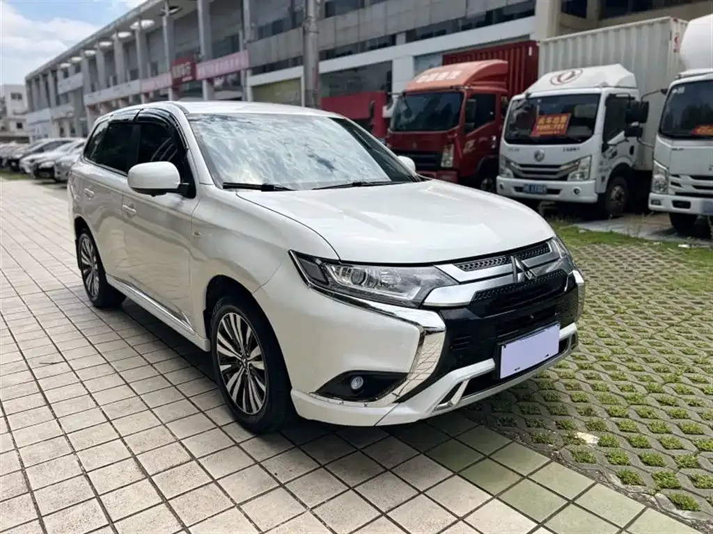 Mitsubishi Outlander — фото 8