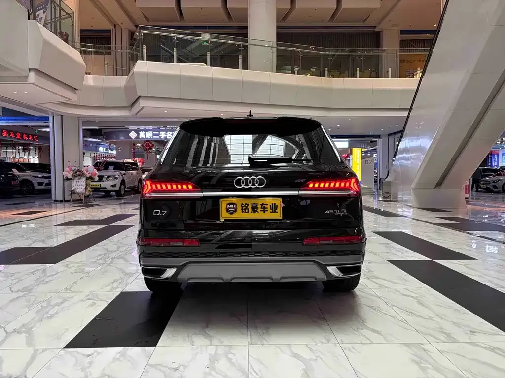 Audi Q7 — фото 9