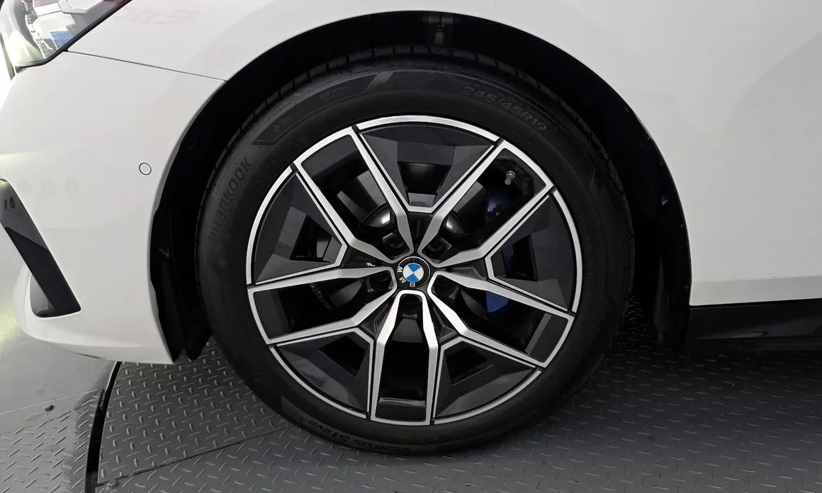 BMW 5-Series 2025 из KR, фото 7