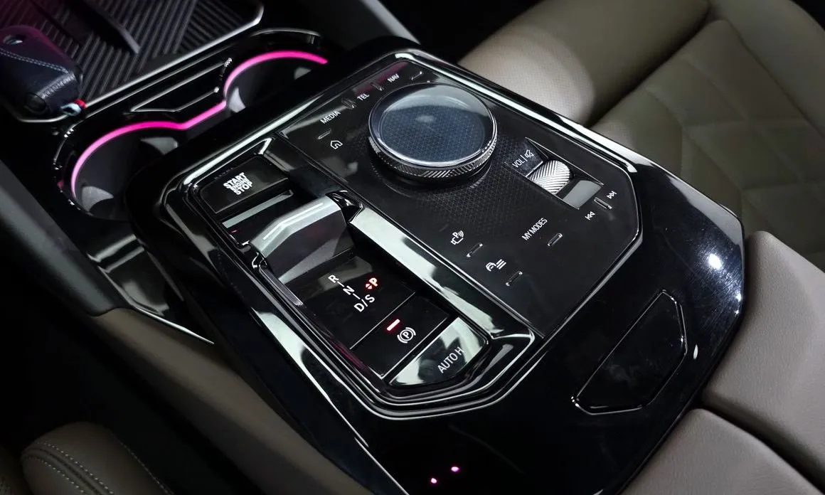 BMW 5-Series 2025 из KR, фото 8