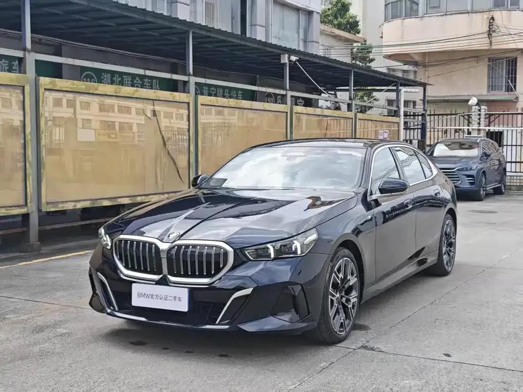 BMW 5 Series — фото 1
