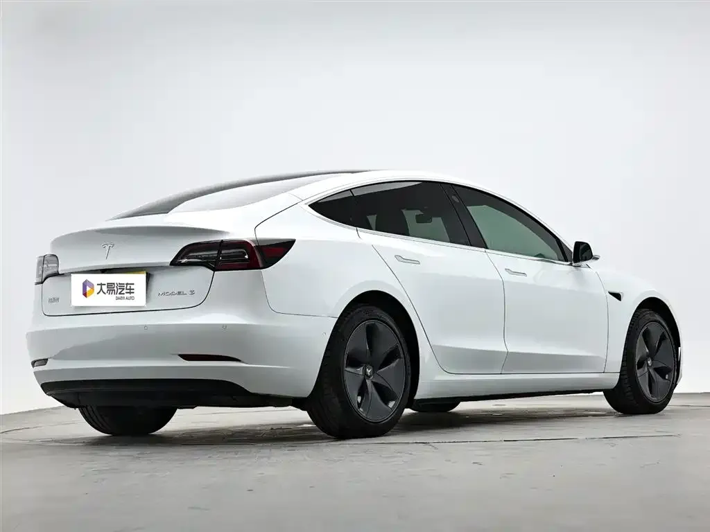 Tesla Model 3 — фото 10