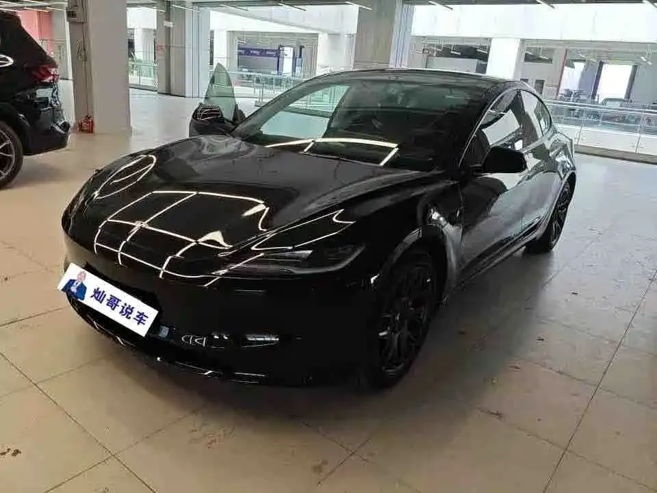 Tesla Model 3 — фото 1