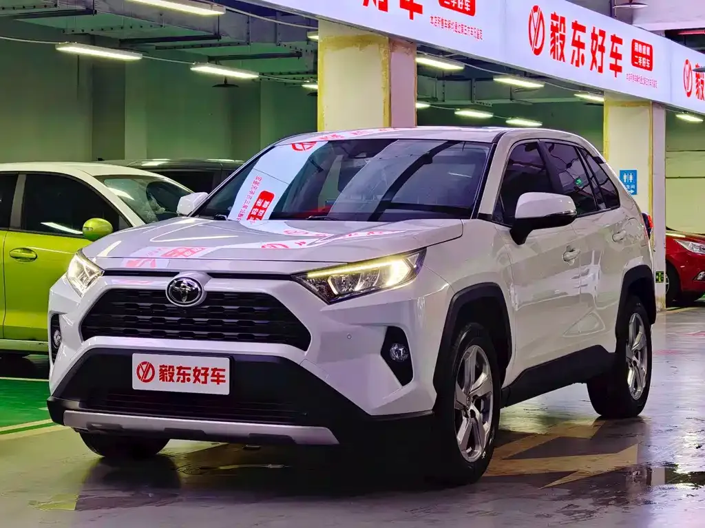 Toyota RAV4 — фото 1