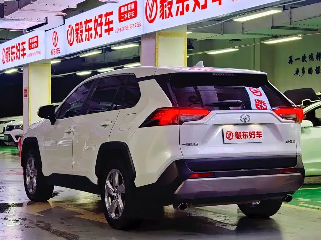 Toyota RAV4 — фото 7