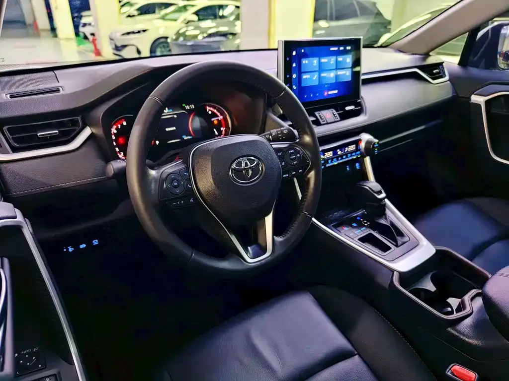 Toyota RAV4 — фото 8