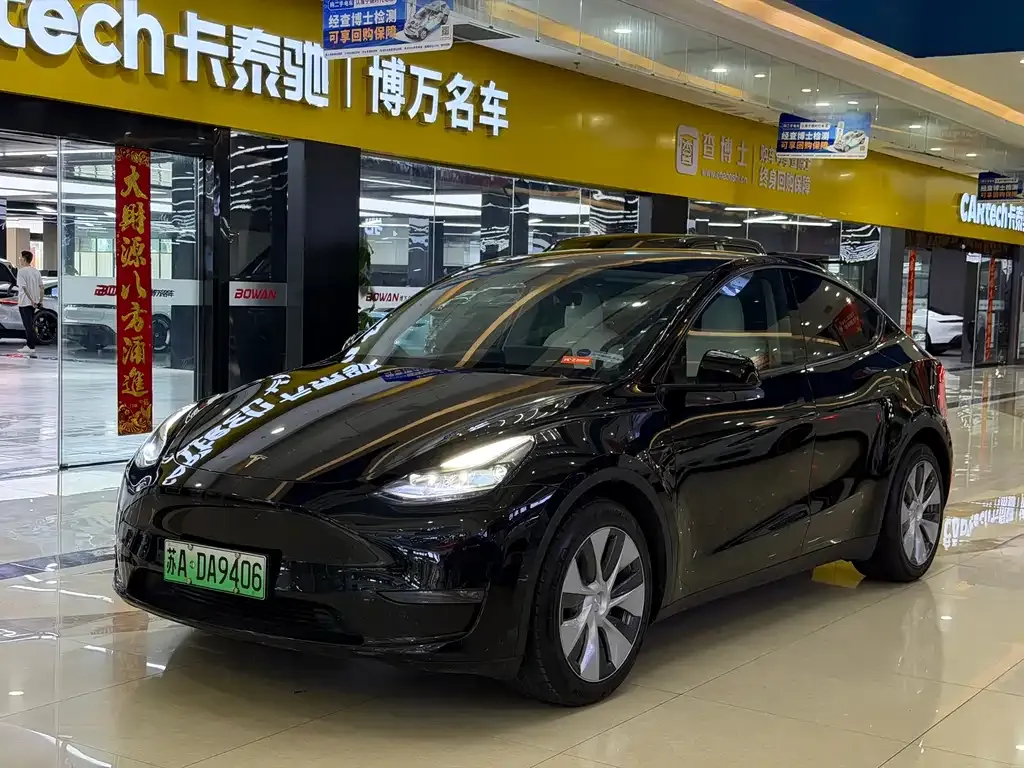 Tesla Model Y — фото 1
