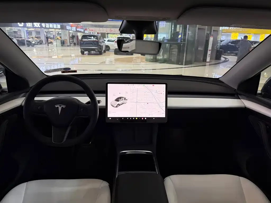 Tesla Model Y — фото 4