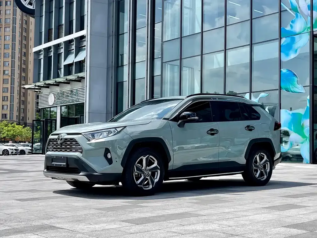 Toyota RAV4 — фото 1