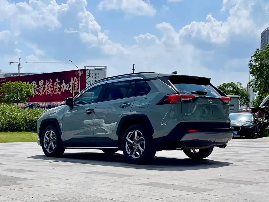 Toyota RAV4 — фото 4