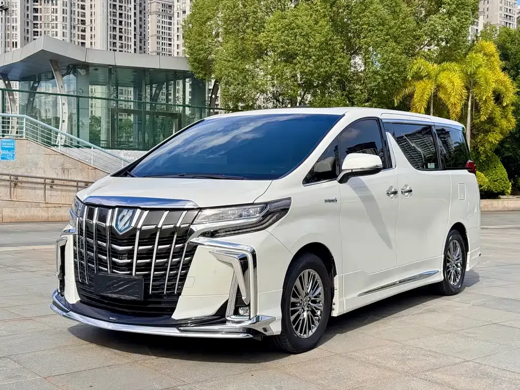 Toyota Alphard — фото 1