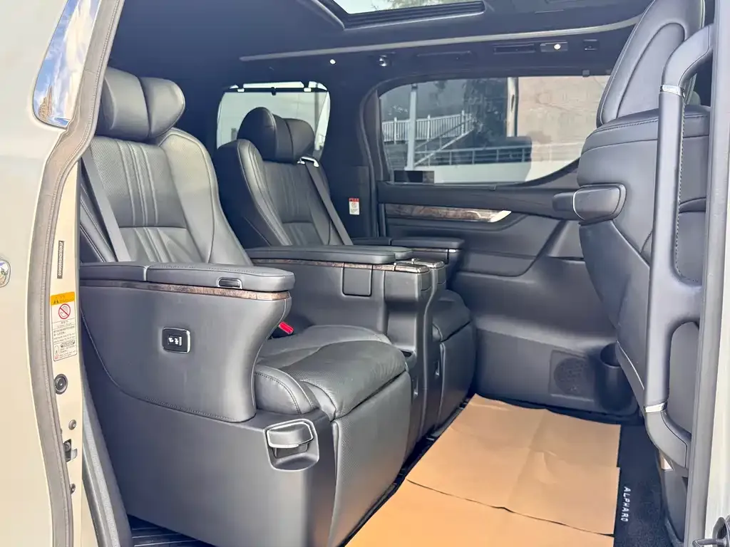 Toyota Alphard — фото 5