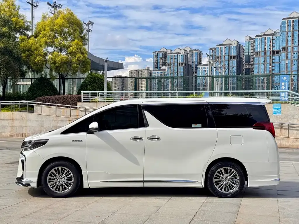 Toyota Alphard — фото 9