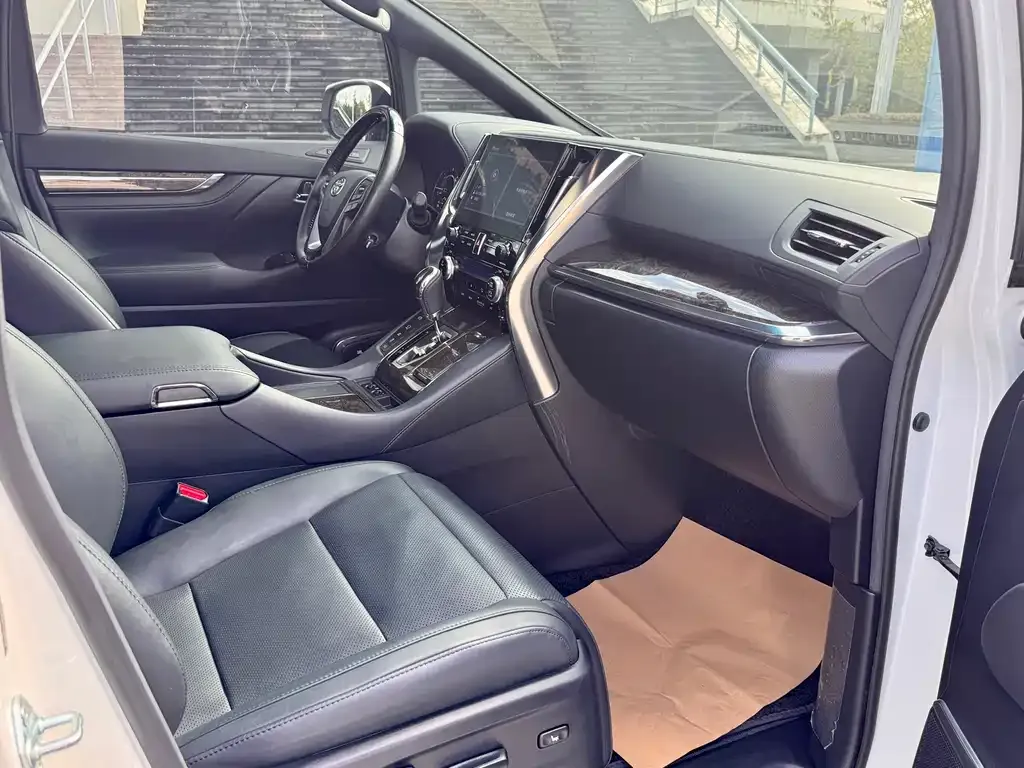 Toyota Alphard — фото 2