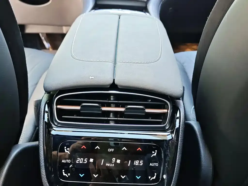 Mercedes-Benz EQS SUV — фото 3