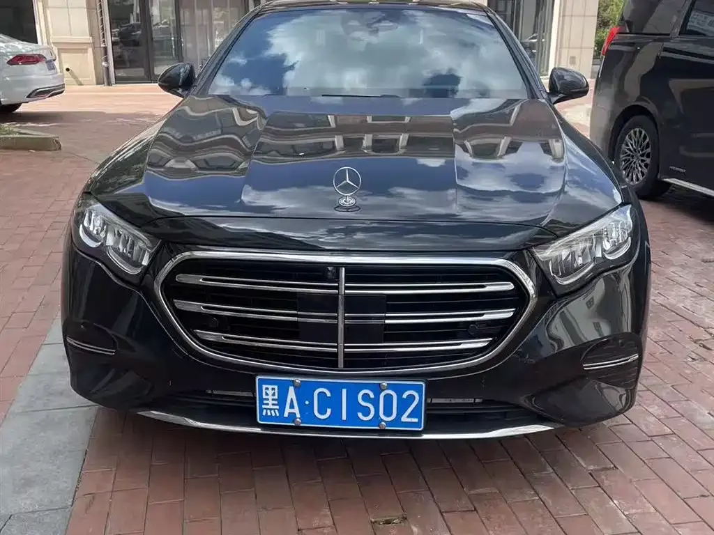 Mercedes-Benz E-Class — фото 1