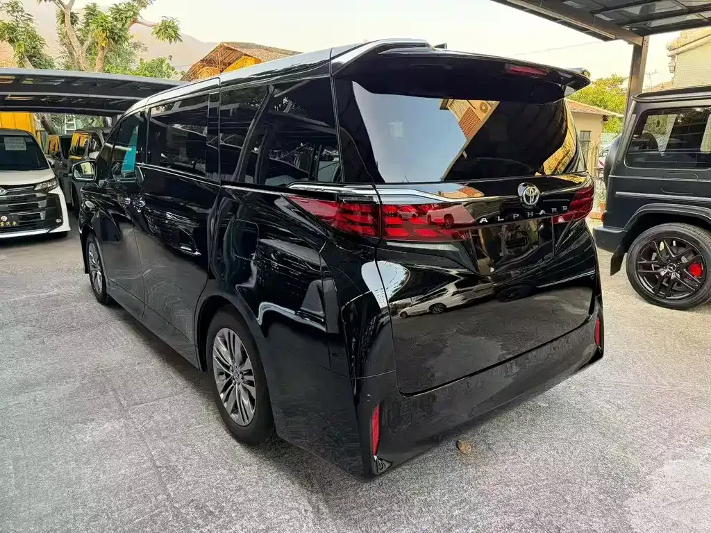 Toyota Alphard — фото 5