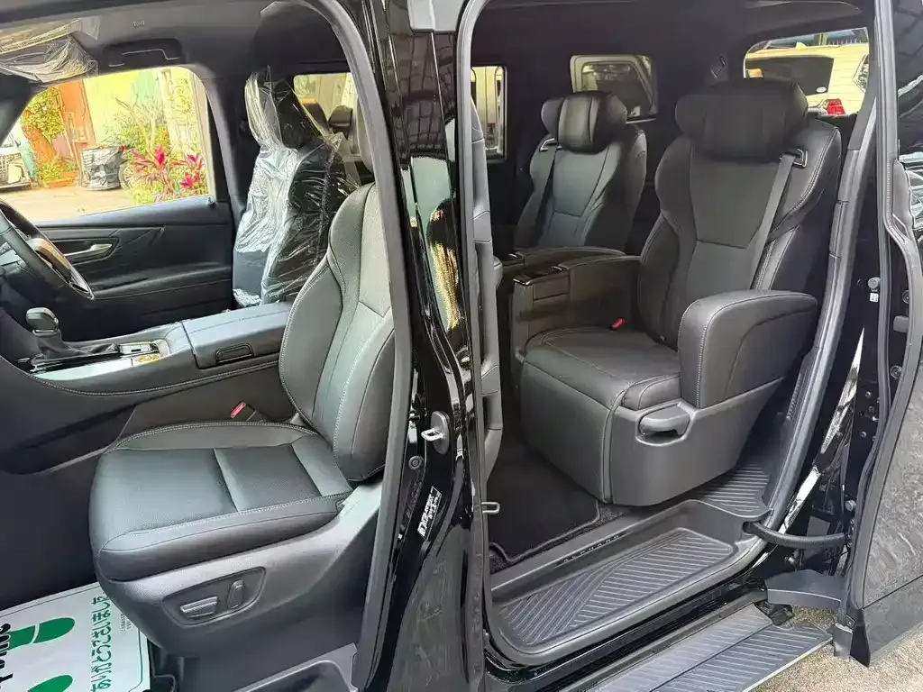 Toyota Alphard — фото 4