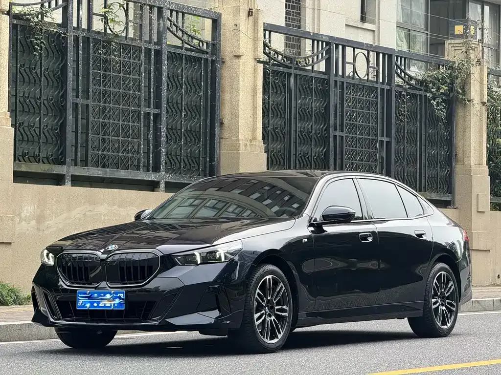BMW 5 Series — фото 1