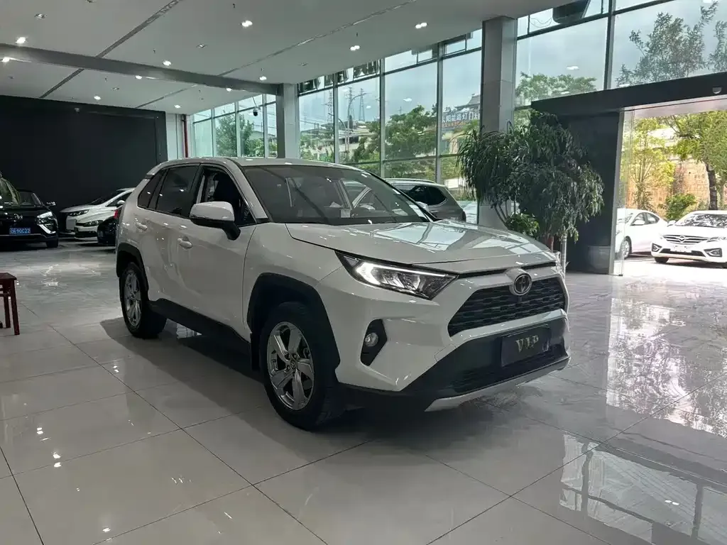 Toyota RAV4 — фото 1