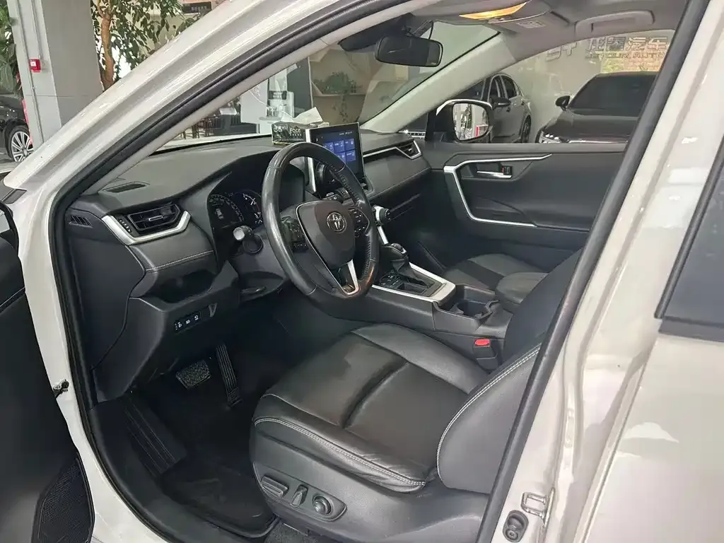 Toyota RAV4 — фото 5