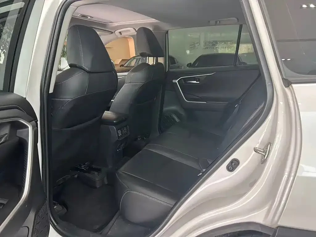 Toyota RAV4 — фото 2