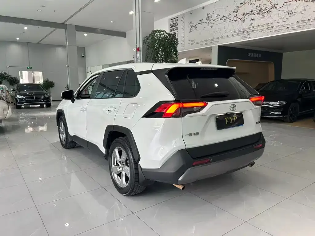 Toyota RAV4 — фото 9