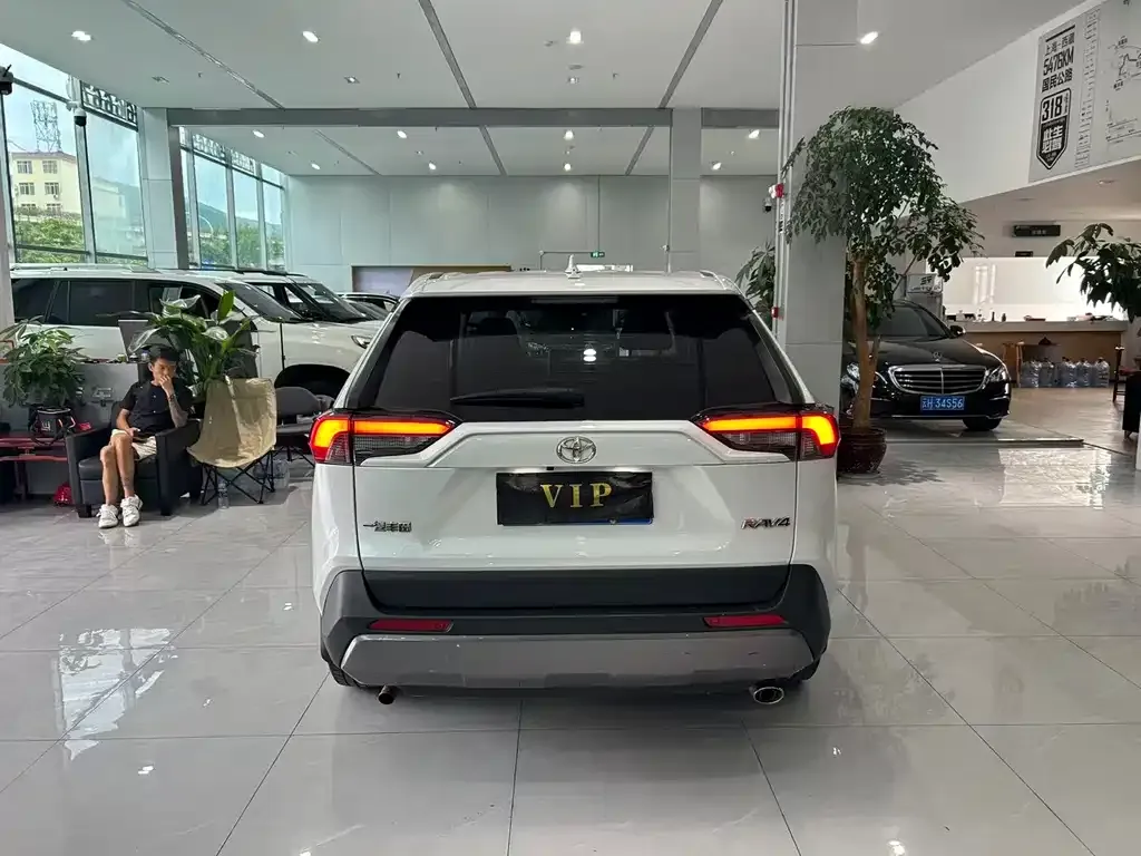 Toyota RAV4 — фото 3
