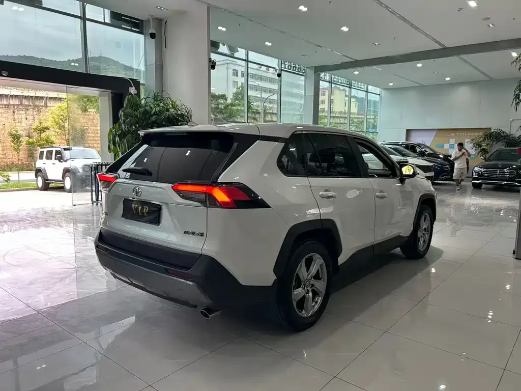 Toyota RAV4 — фото 8