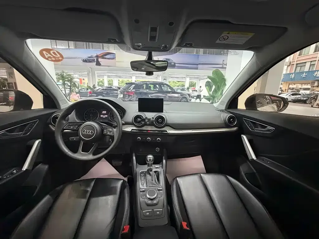 Audi Q2L — фото 8