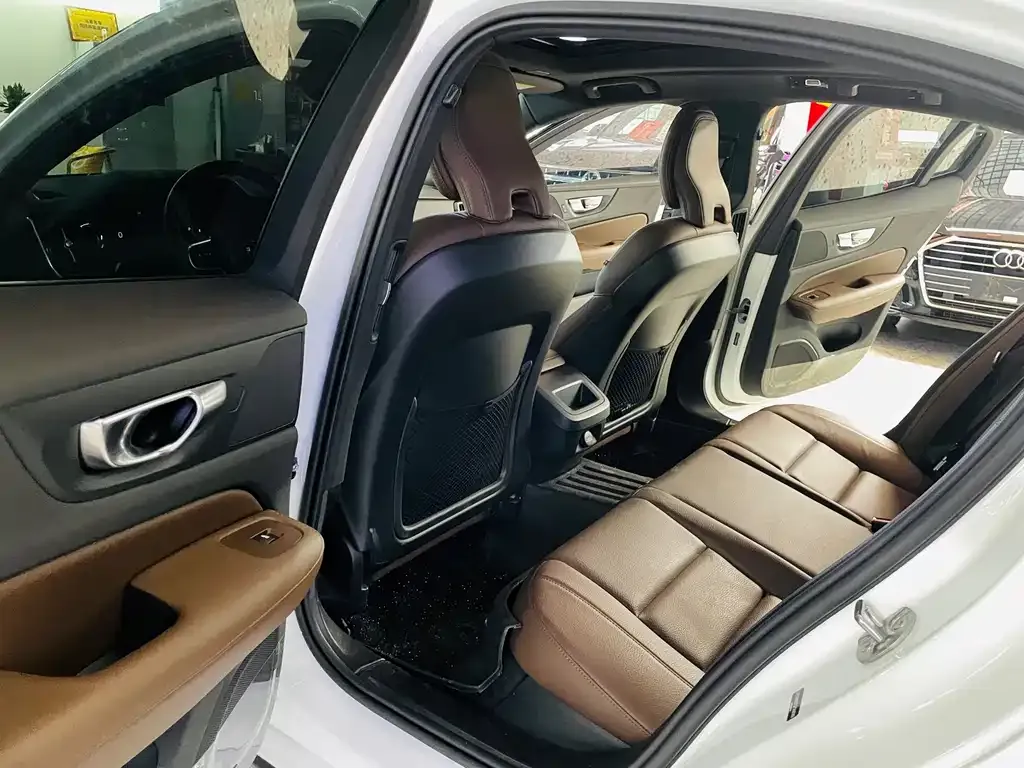 Volvo S60 2025 из CN, фото 4