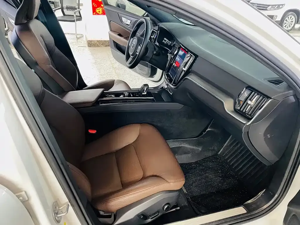 Volvo S60 2025 из CN, фото 3