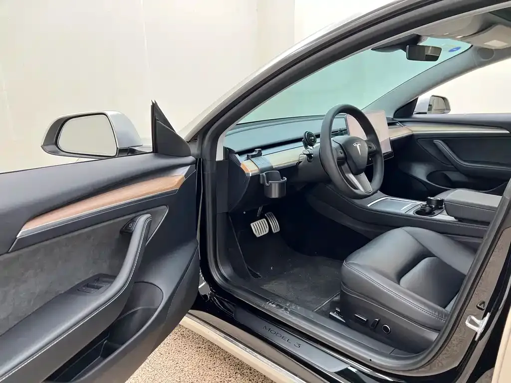 Tesla Model 3 — фото 3