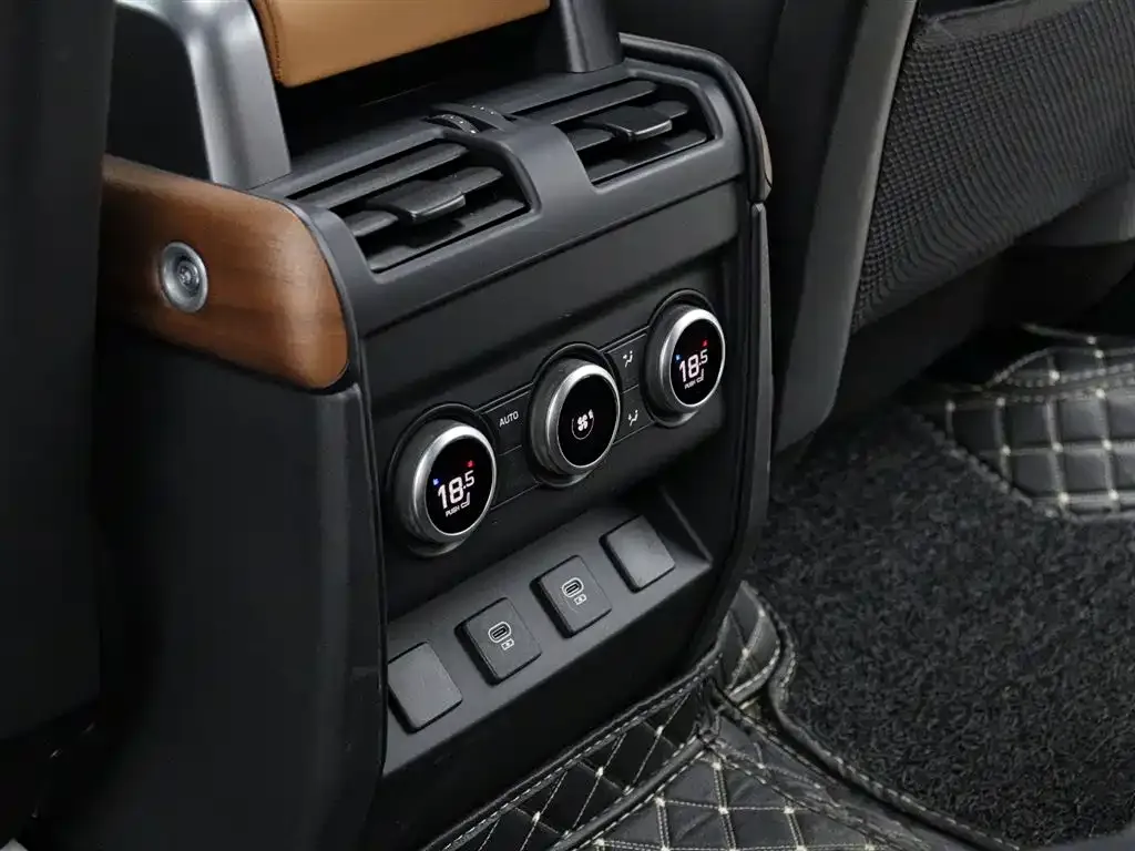 Land Rover Defender — фото 10