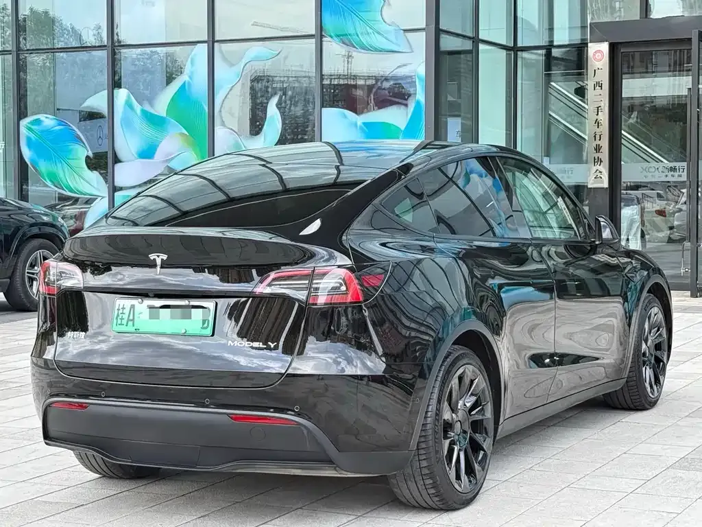 Tesla Model Y — фото 10